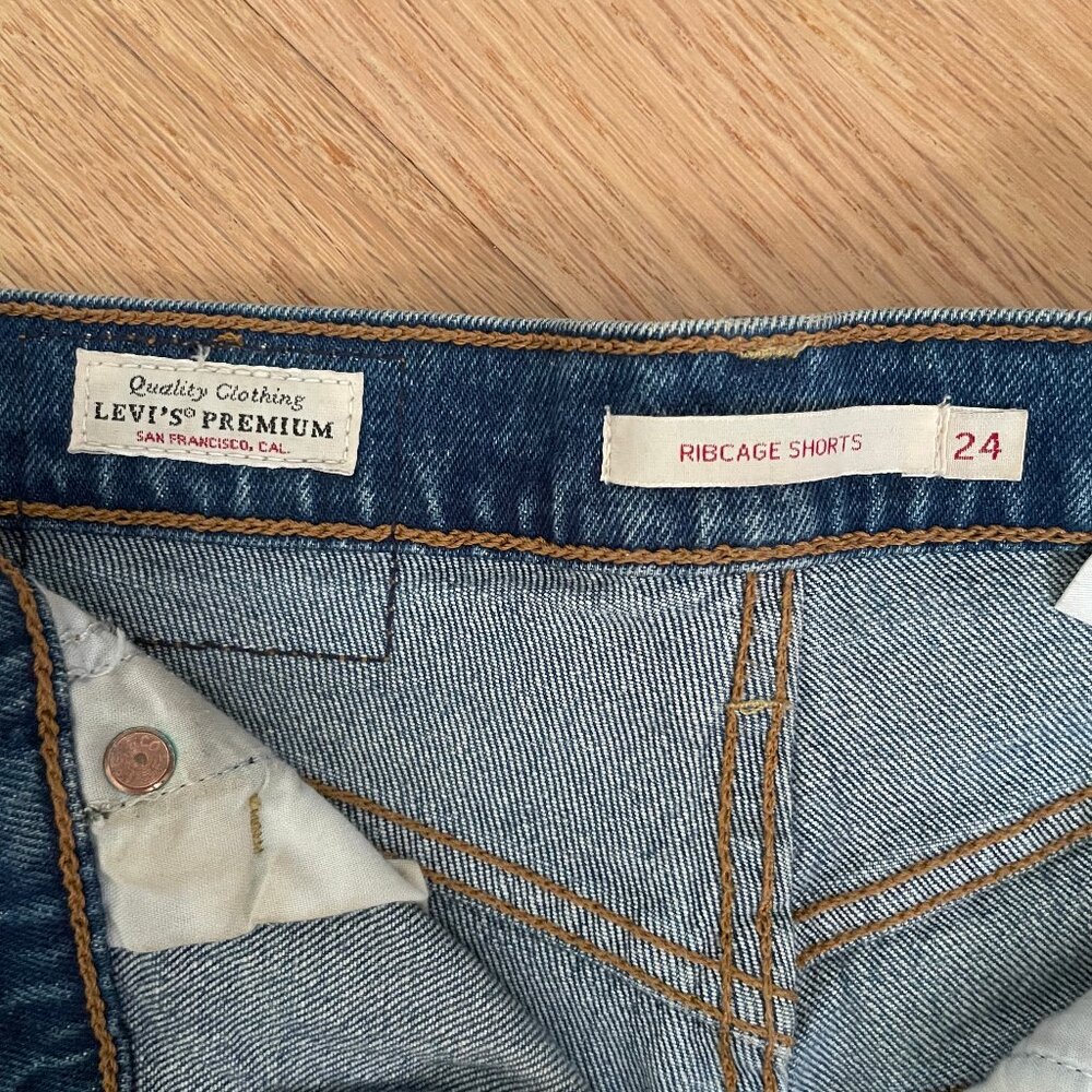Levis Ribcage Shorts - Picture 4 of 8